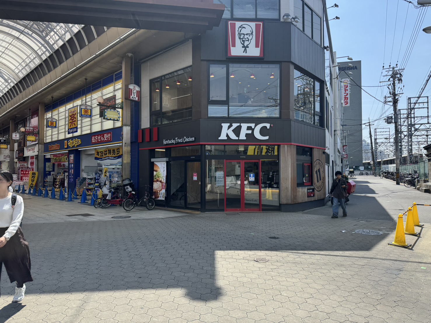 ミスタードーナツとケンタッキーの間の商店街